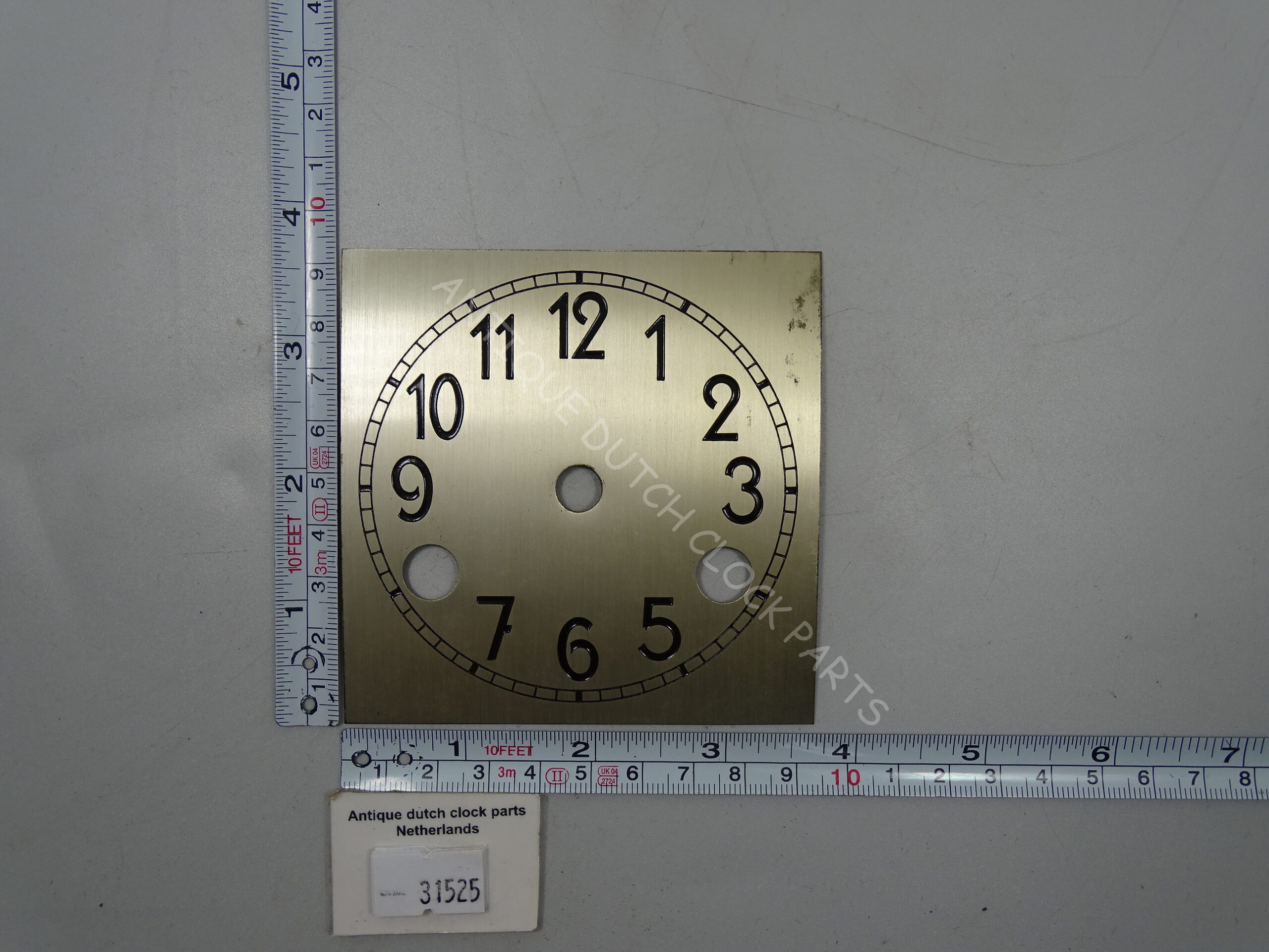 SQUARE METAL DIAL, THE DIAL IS APPROX. 3 5/8″ OR 9,2 CM WIDE AND HIGH